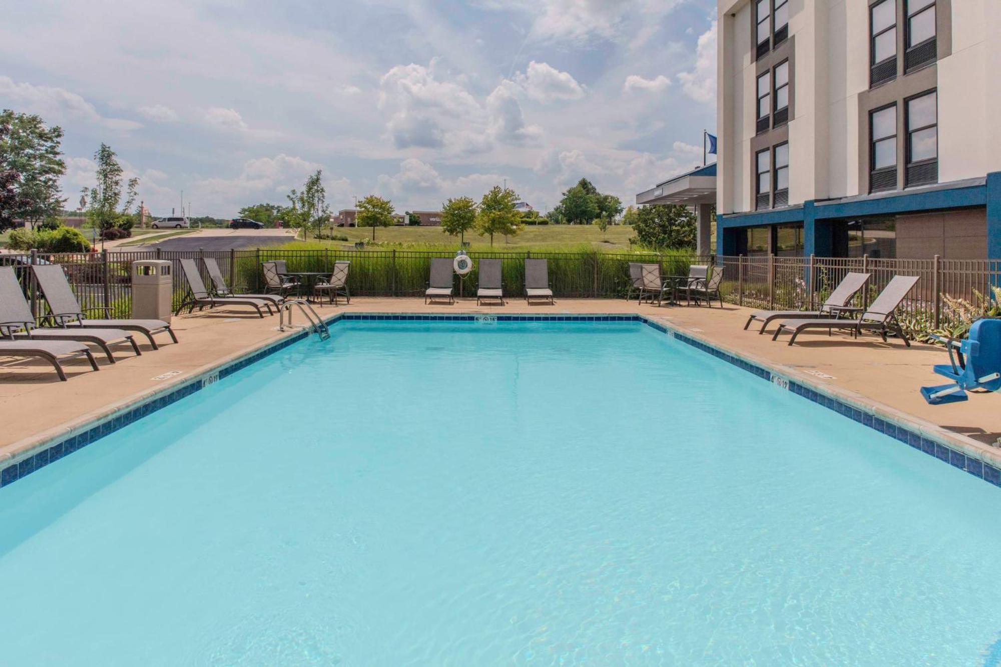 Hampton Inn Detroit Northville Exterior photo