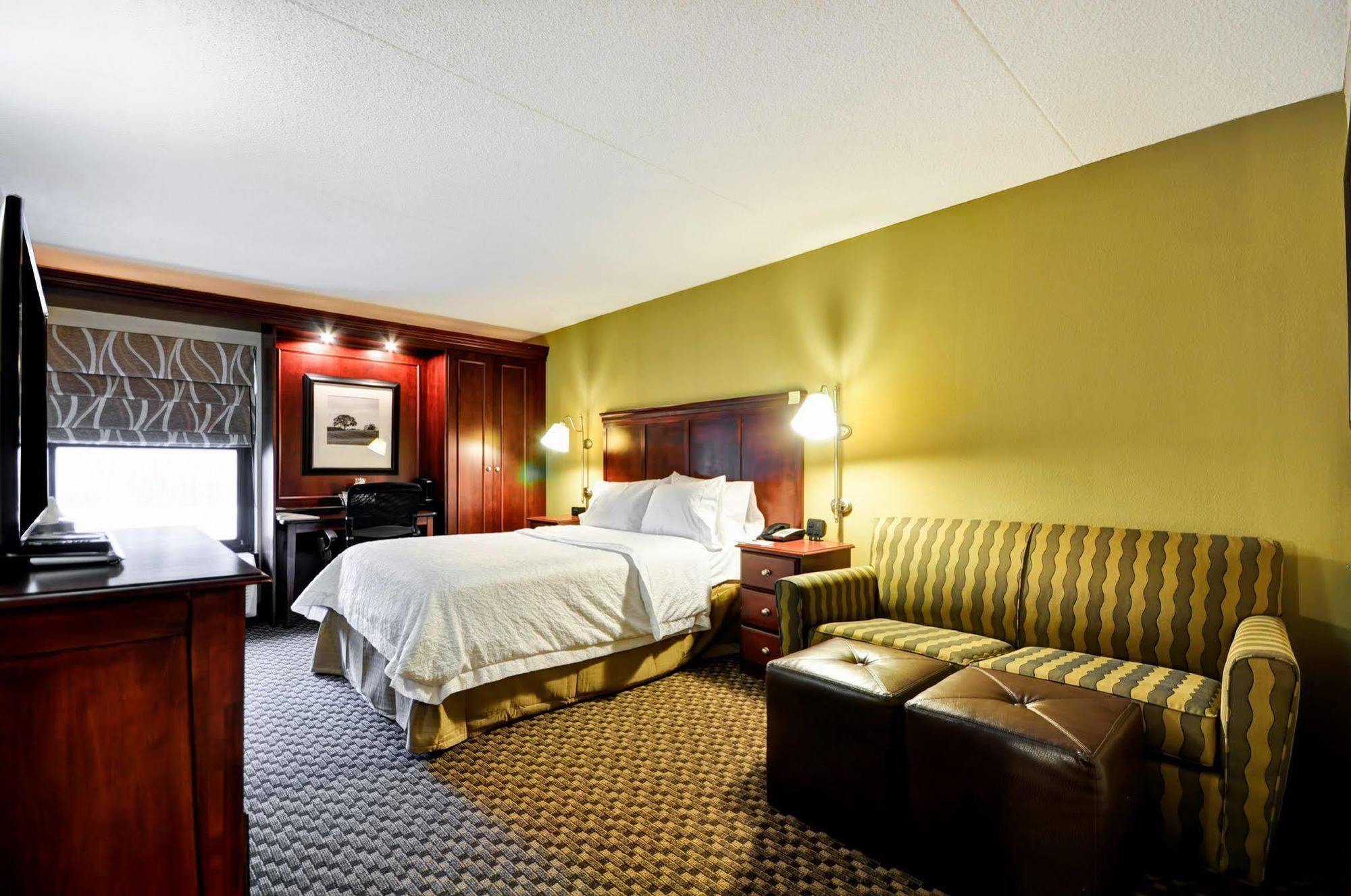 Hampton Inn Detroit Northville Exterior photo